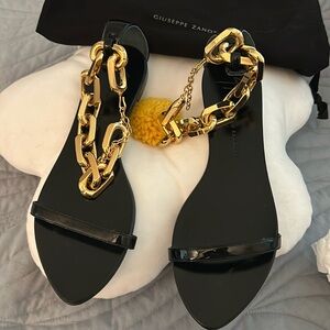 Black sandals with gold chain